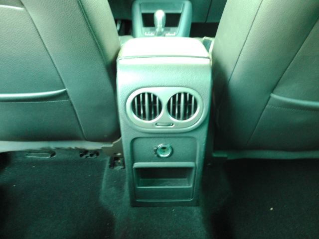 Used 2011 Volkswagen Tiguan SE image 24