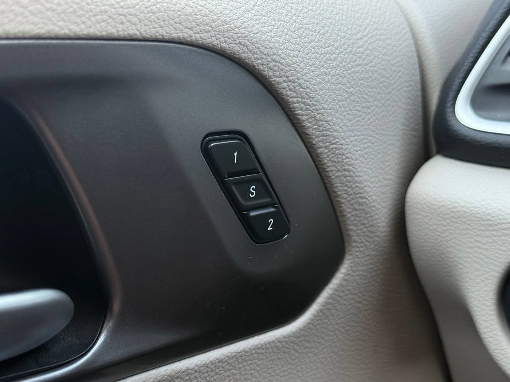 Used 2024 Chrysler Pacifica Touring-L FWD image 21