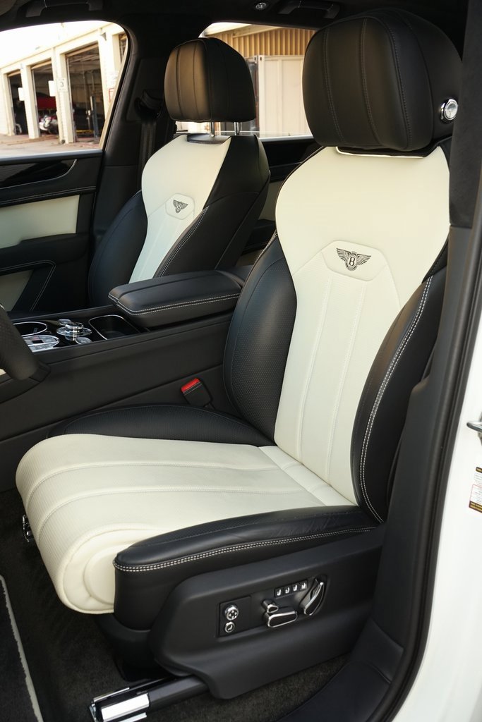 Used 2023 Bentley Bentayga Plug-In Hybrid image 9