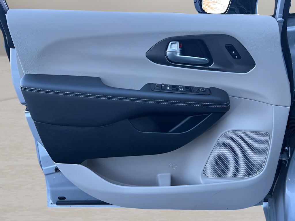 Used 2024 Chrysler Pacifica Touring-L image 23