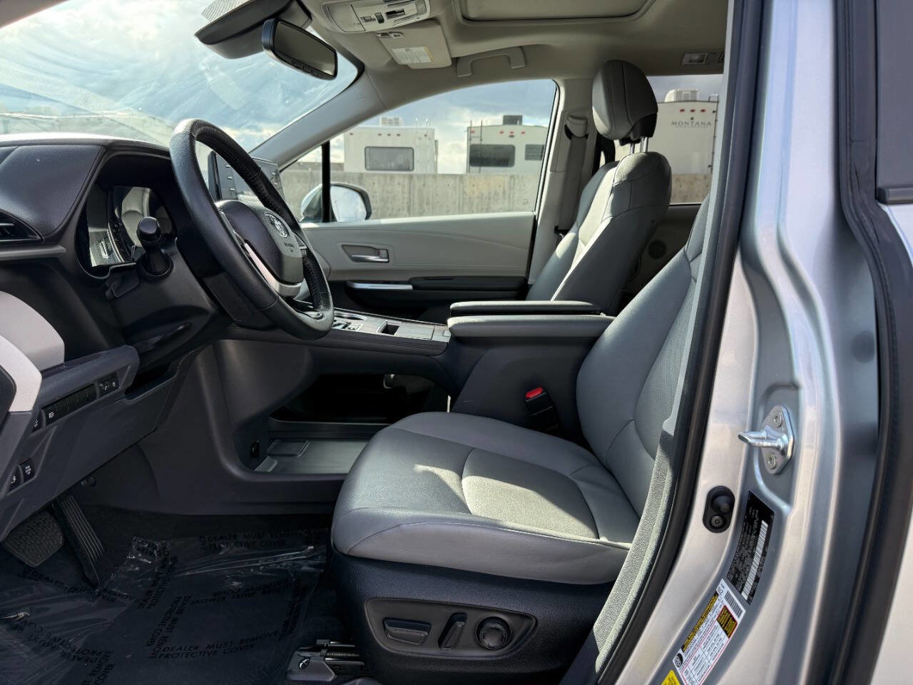 Used 2023 Toyota Sienna XLE image 18