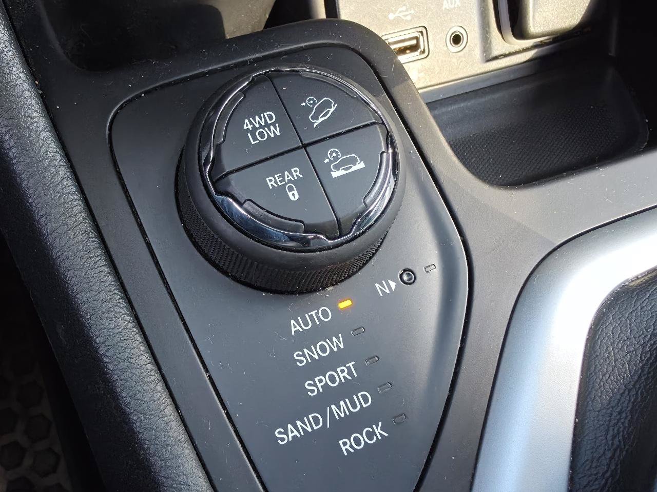Used 2015 Jeep Cherokee Trailhawk w/ Cold Weather Group AWD/4WD image 38
