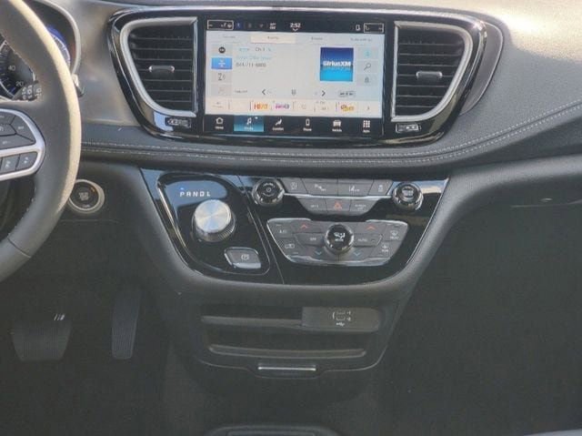 New 2026 Chrysler Pacifica Select AWD/4WD image 17