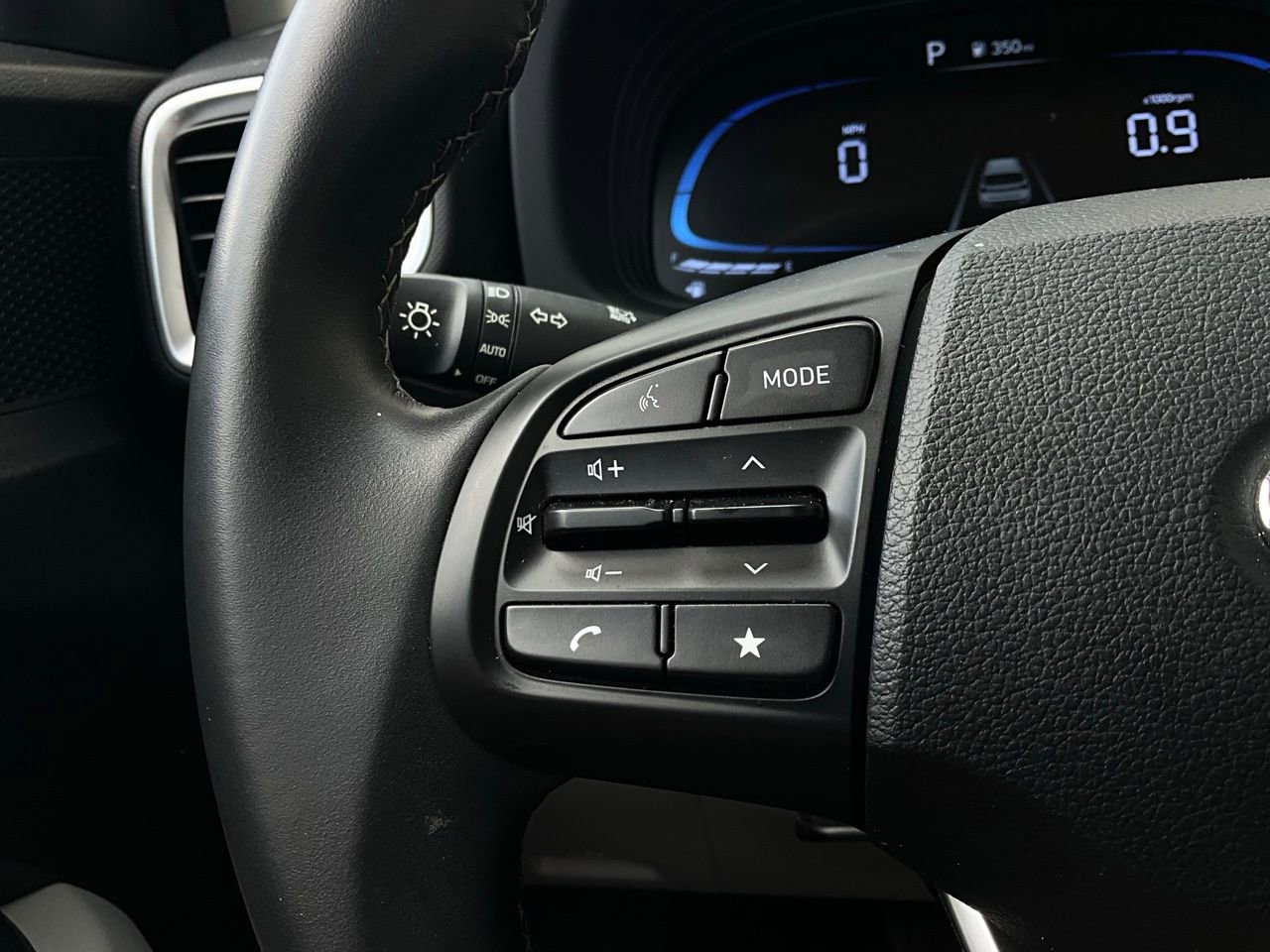 Used 2025 Hyundai Venue SEL image 34