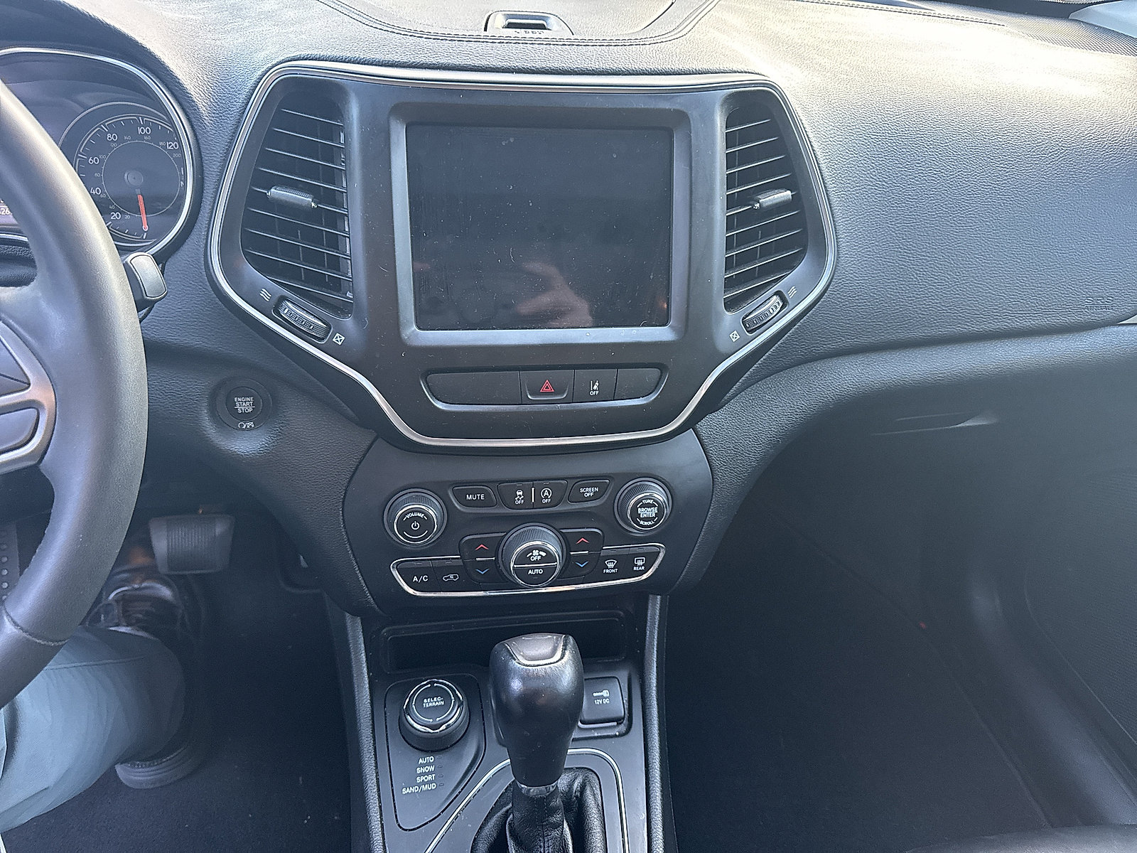 Used 2022 Jeep Cherokee Latitude Lux w/ Sun & Sound Group AWD/4WD image 11