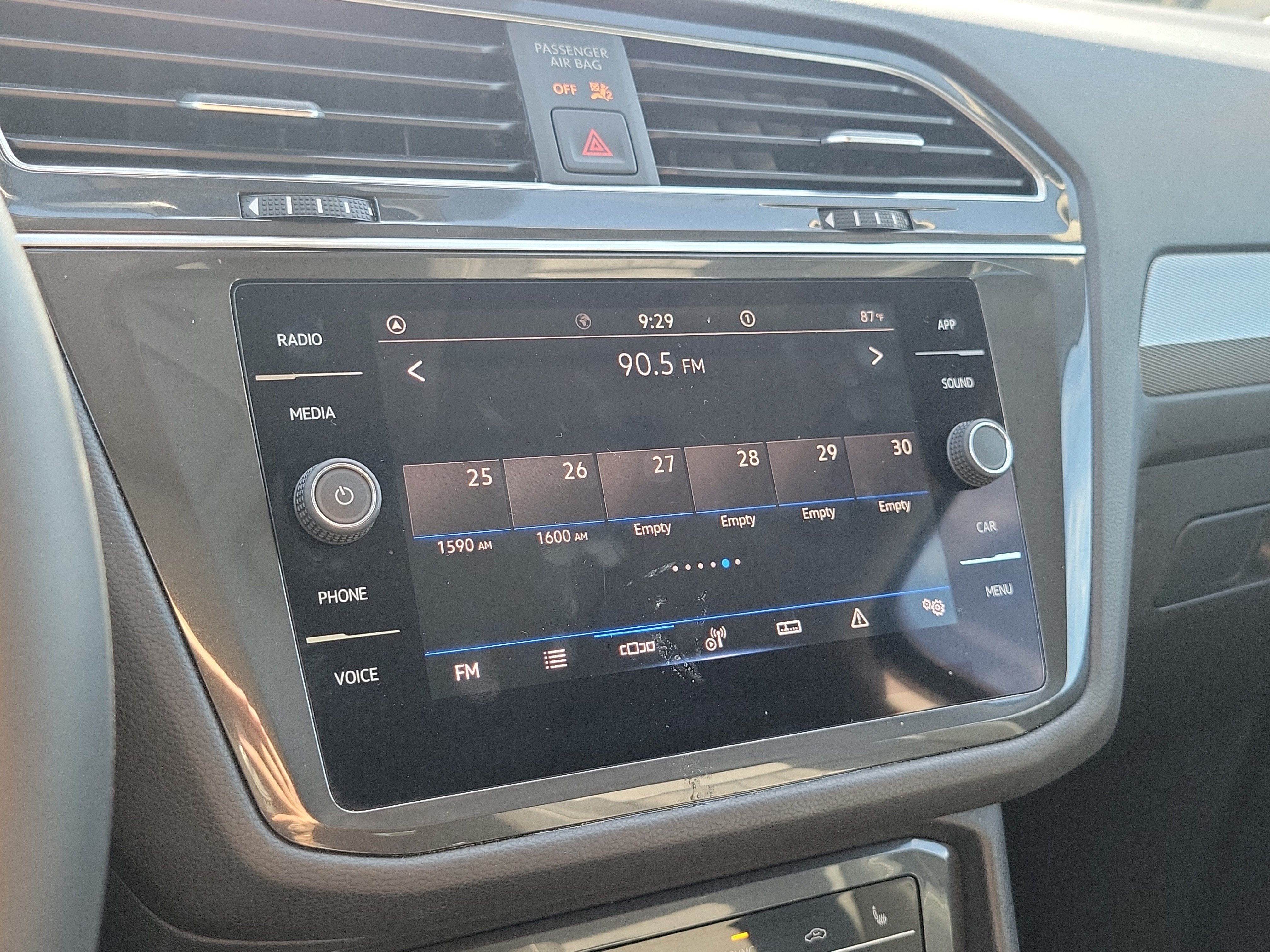 Used 2023 Volkswagen Tiguan SE w/ Panoramic Sunroof Package FWD image 32