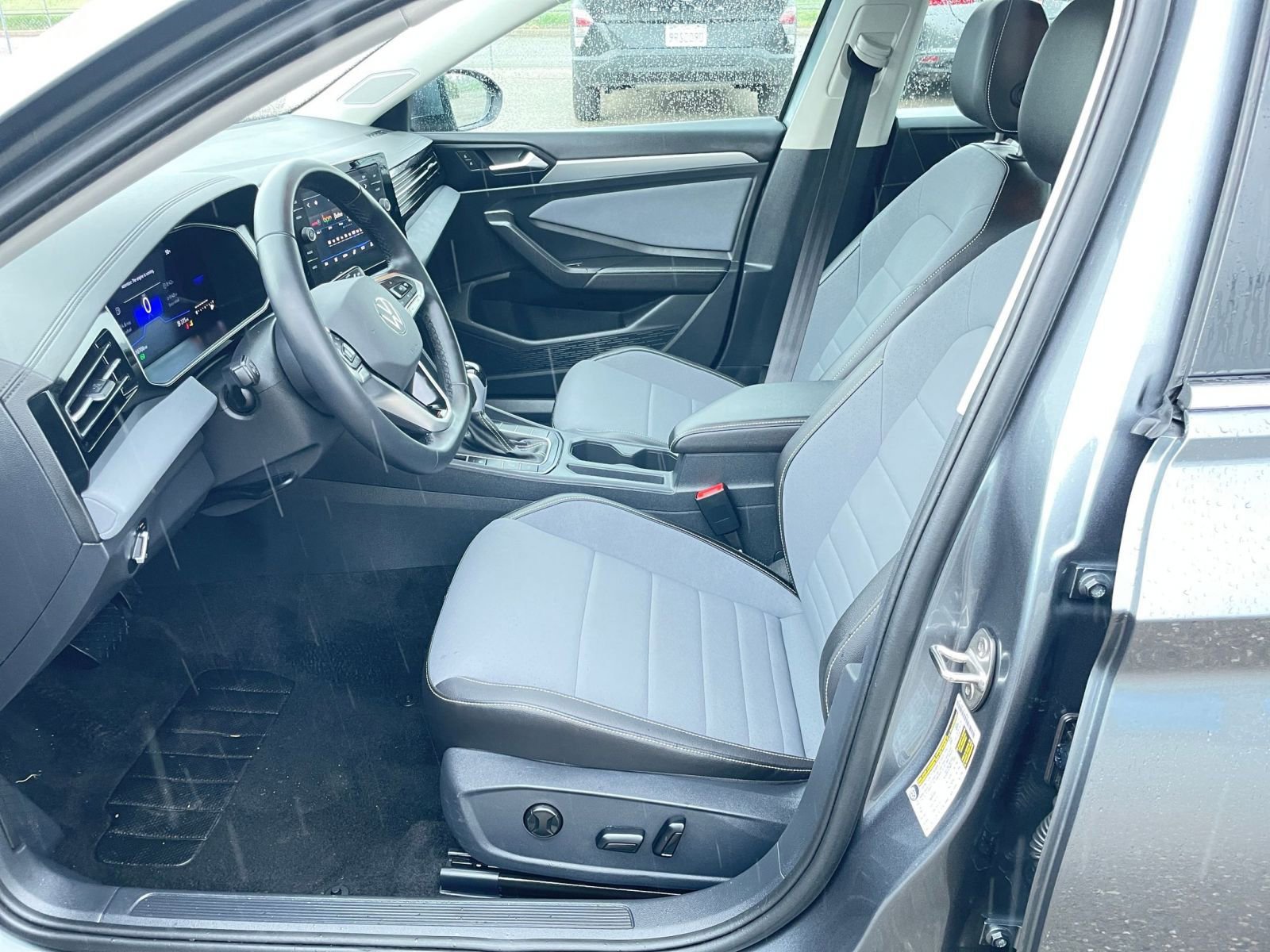 Used 2025 Volkswagen Jetta SE image 27