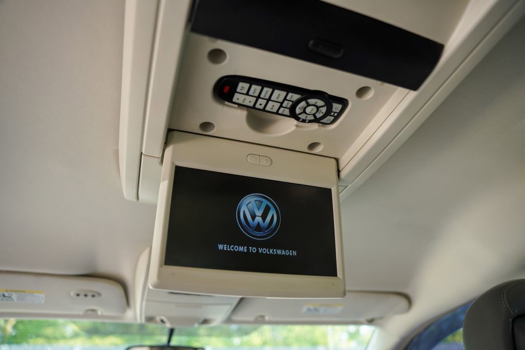 Used 2013 Volkswagen Routan SE FWD image 12