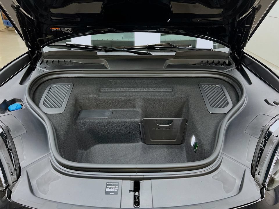 New 2026 Porsche Macan Turbo Electric AWD/4WD image 32