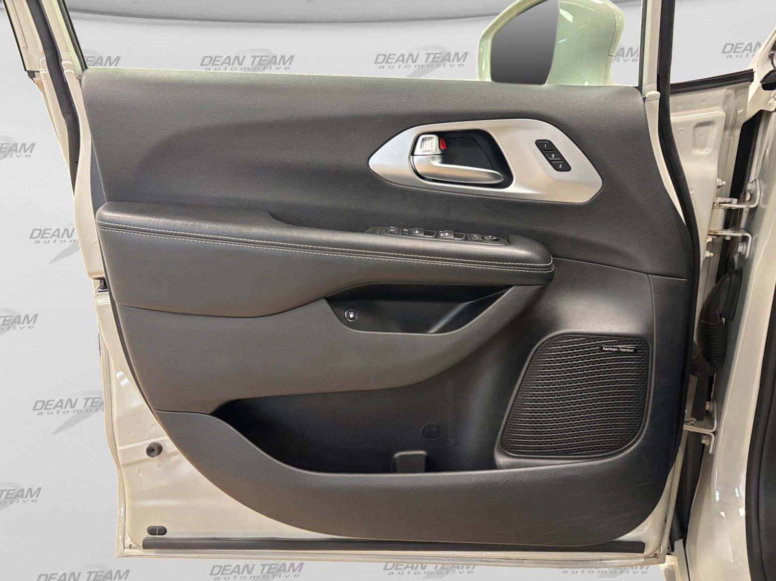 Used 2019 Chrysler Pacifica Limited w/ Advanced Safetytec Group FWD image 13