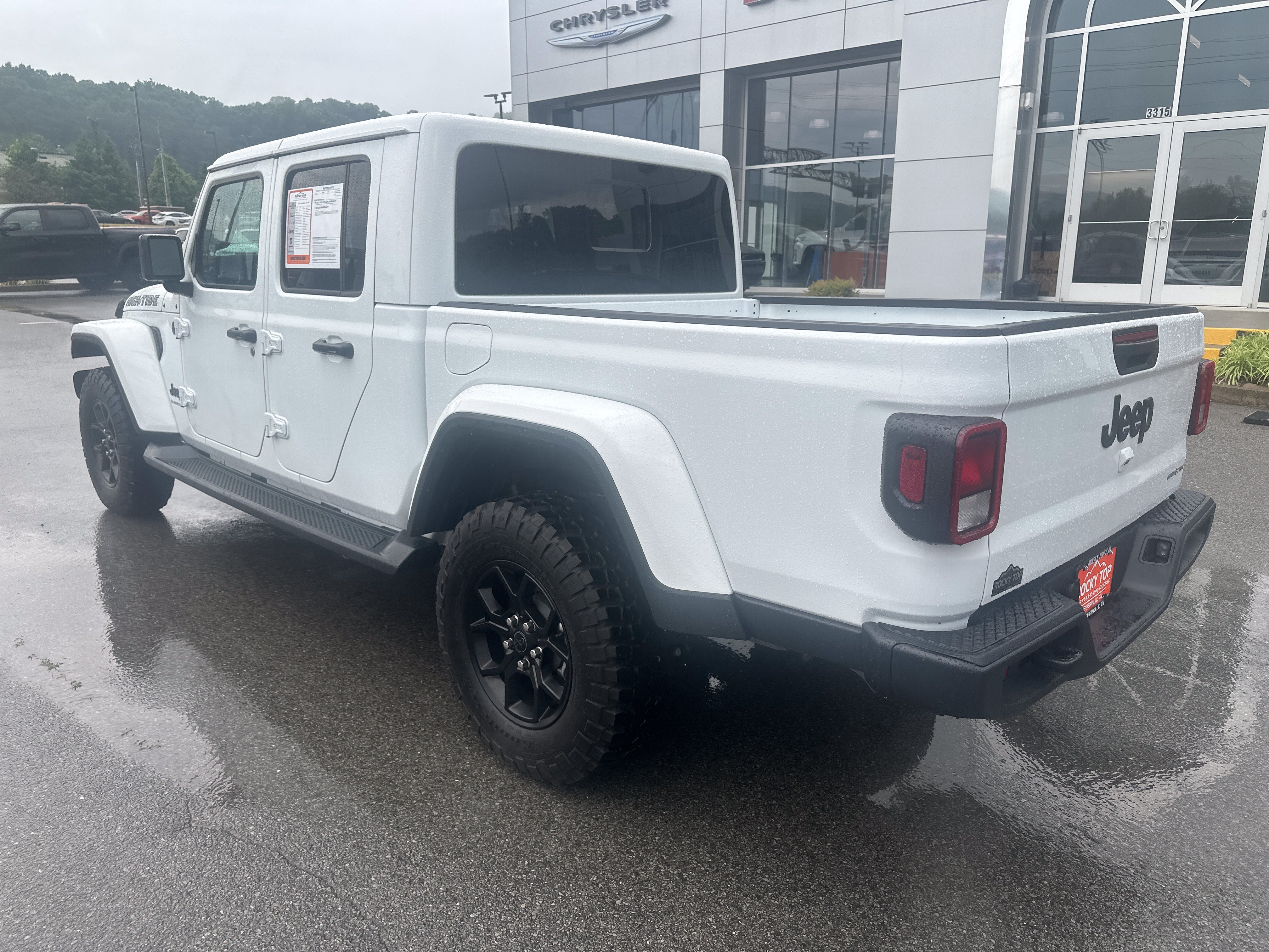 Used 2025 Jeep Gladiator Sport AWD/4WD image 11