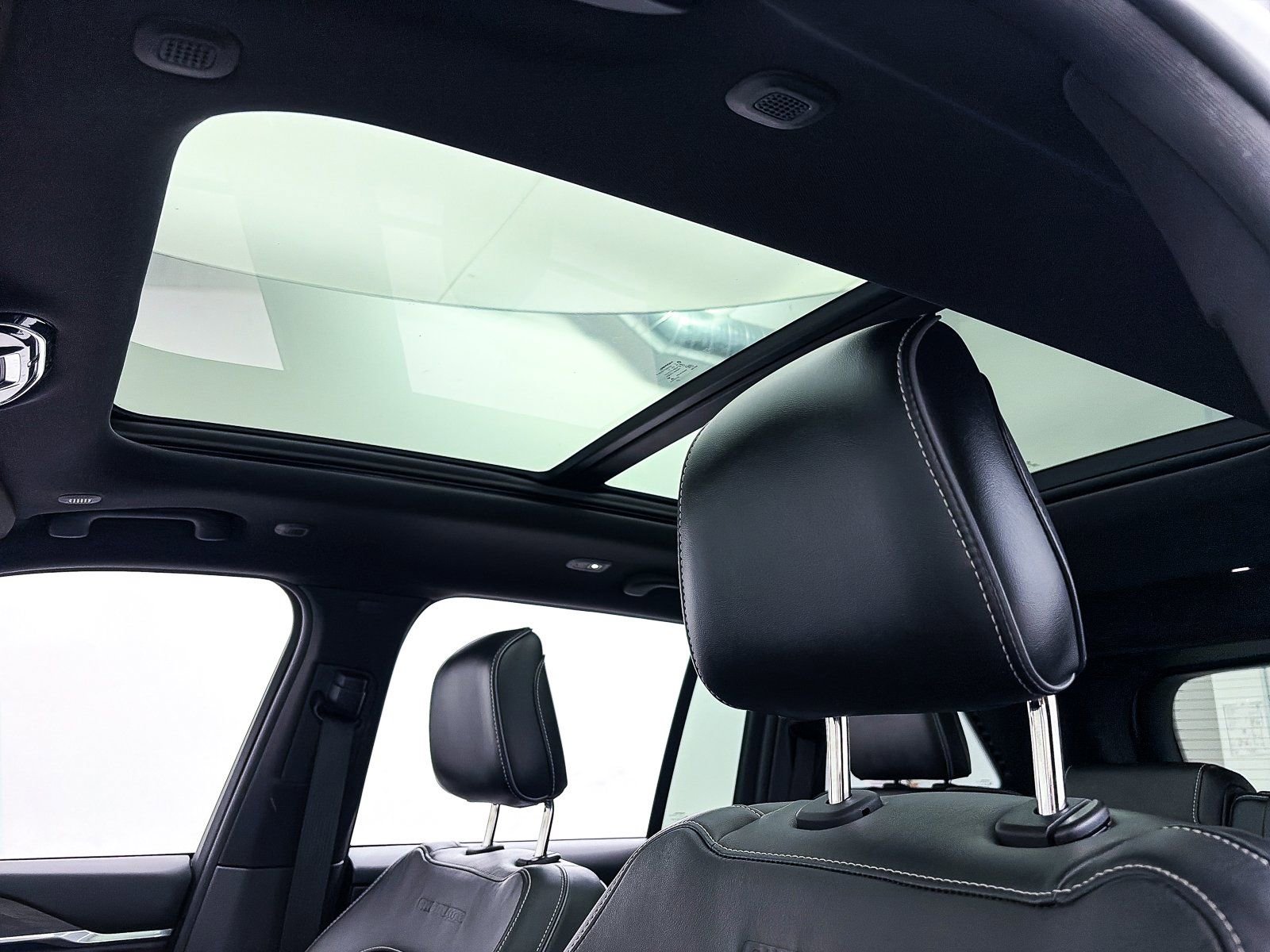 Used 2023 Jeep Grand Cherokee Overland image 6