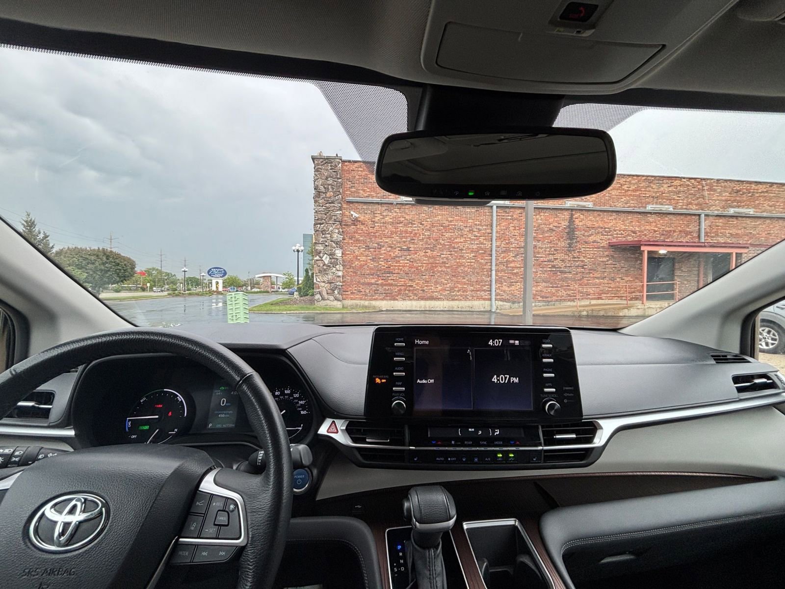 Used 2024 Toyota Sienna XLE FWD image 35