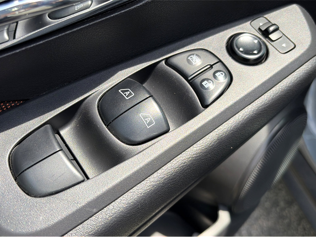 Certified 2024 Nissan Kicks SR FWD image 5