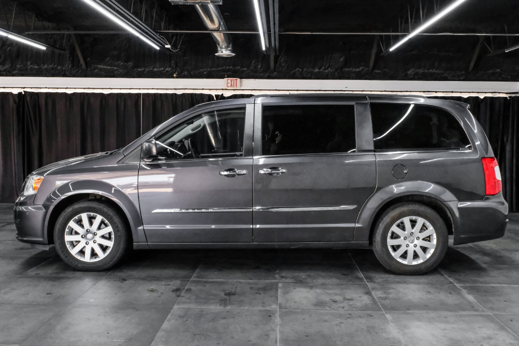 Used 2015 Chrysler Town & Country Touring w/ Driver Convenience Group FWD image 11