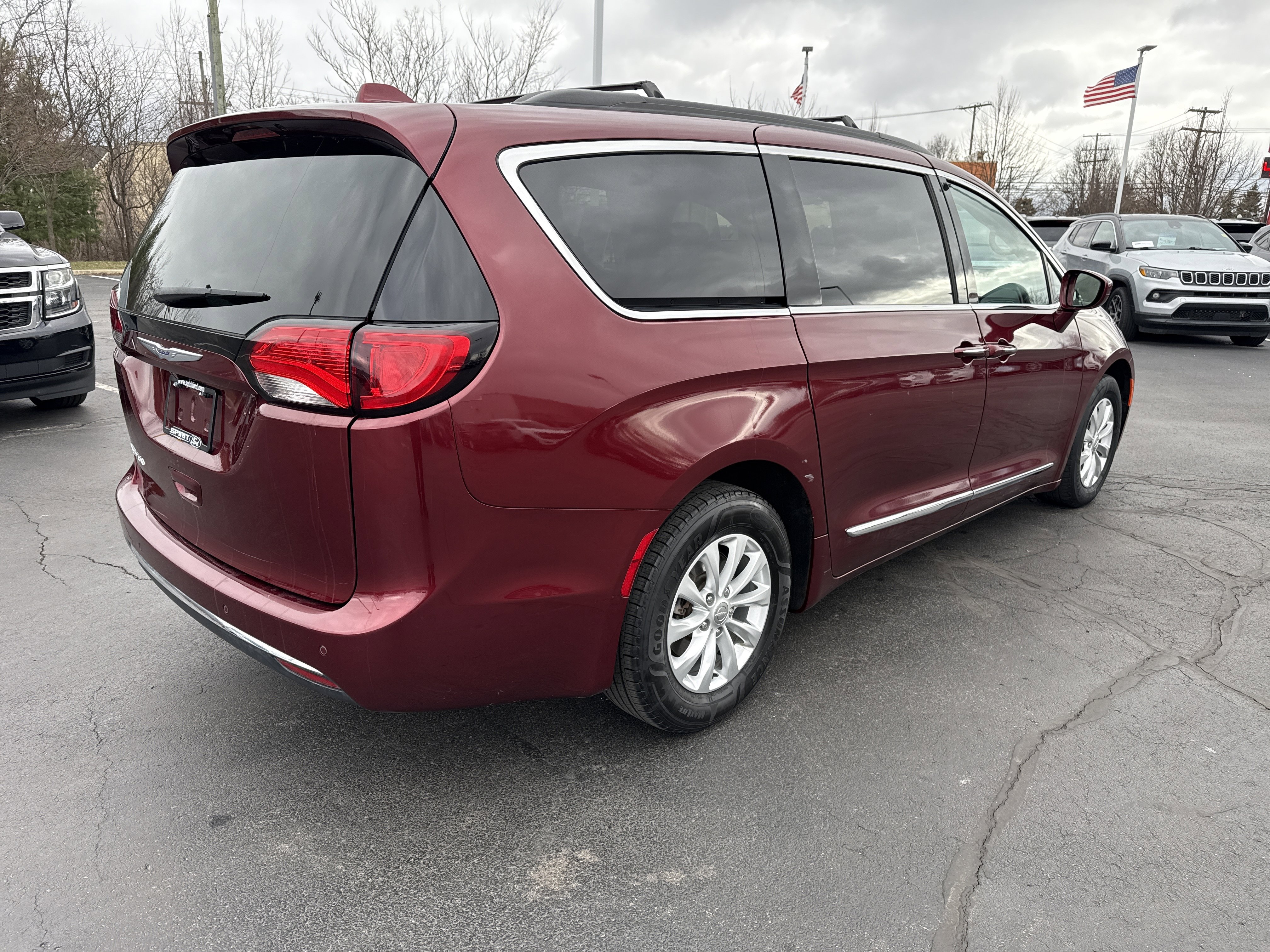 Used 2017 Chrysler Pacifica Touring-L image 10