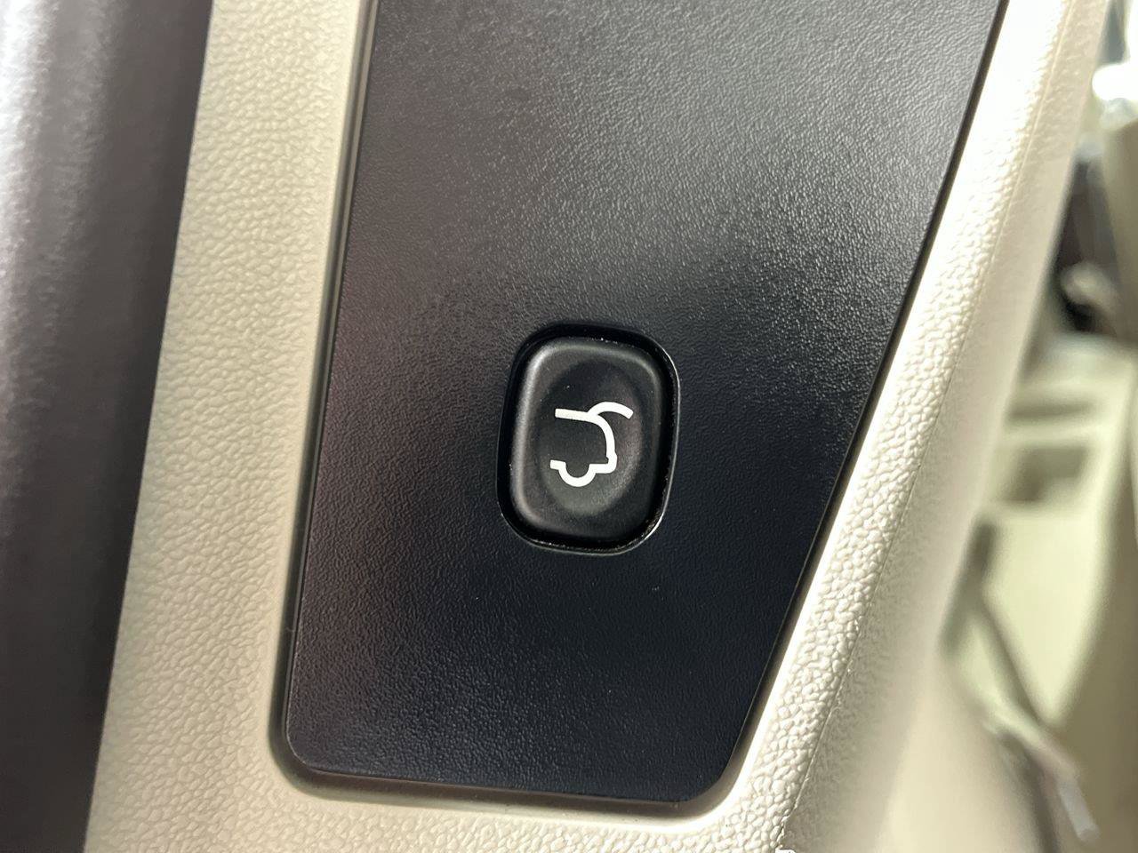 Used 2016 Dodge Grand Caravan SXT w/ UConnect Hands-Free Group FWD image 24