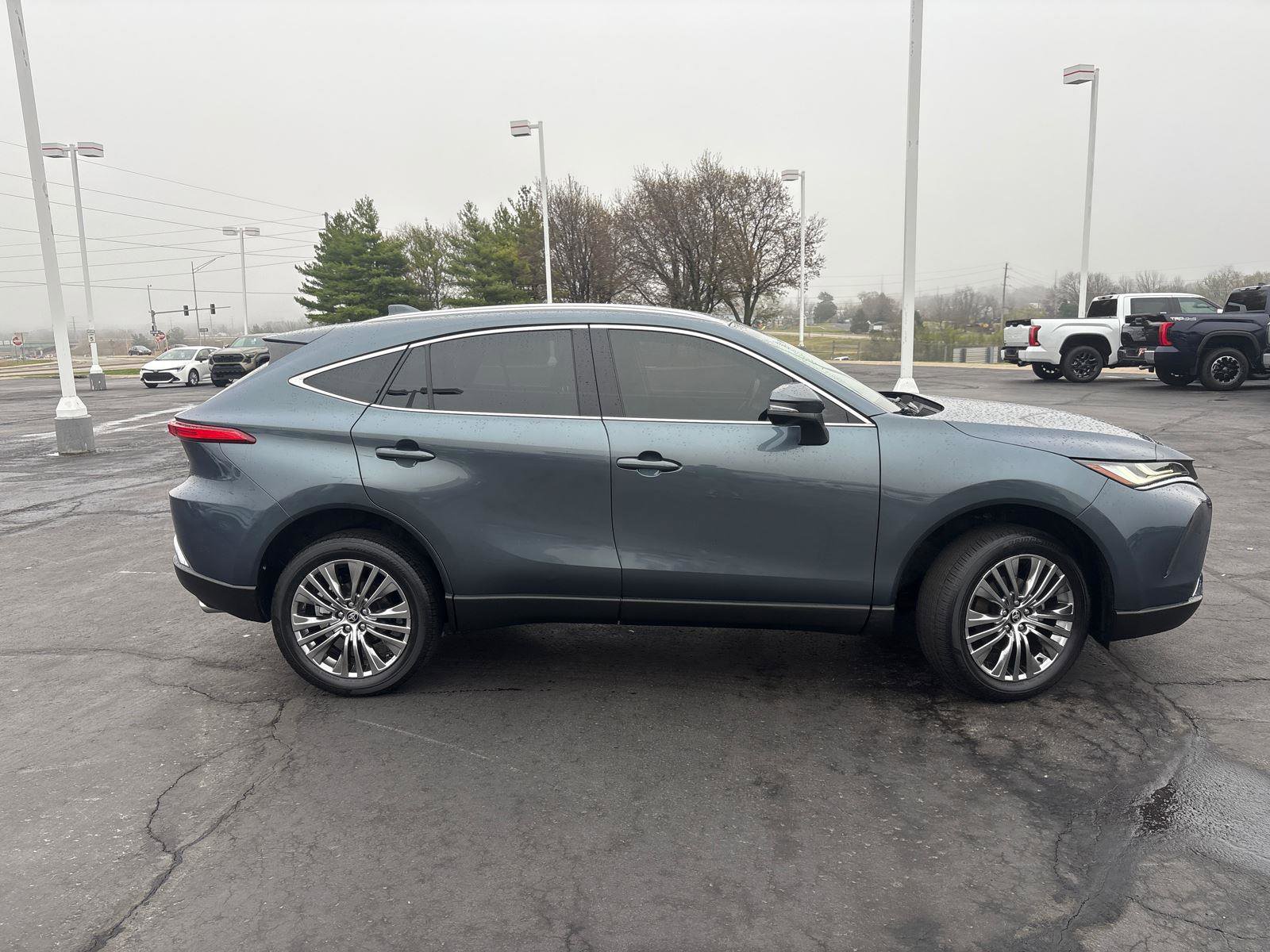 Used 2022 Toyota Venza XLE AWD/4WD image 9