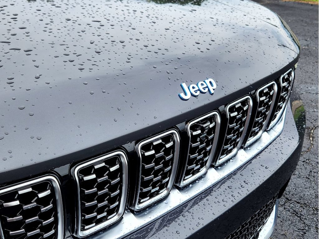 Used 2022 Jeep Grand Cherokee Summit AWD/4WD image 14