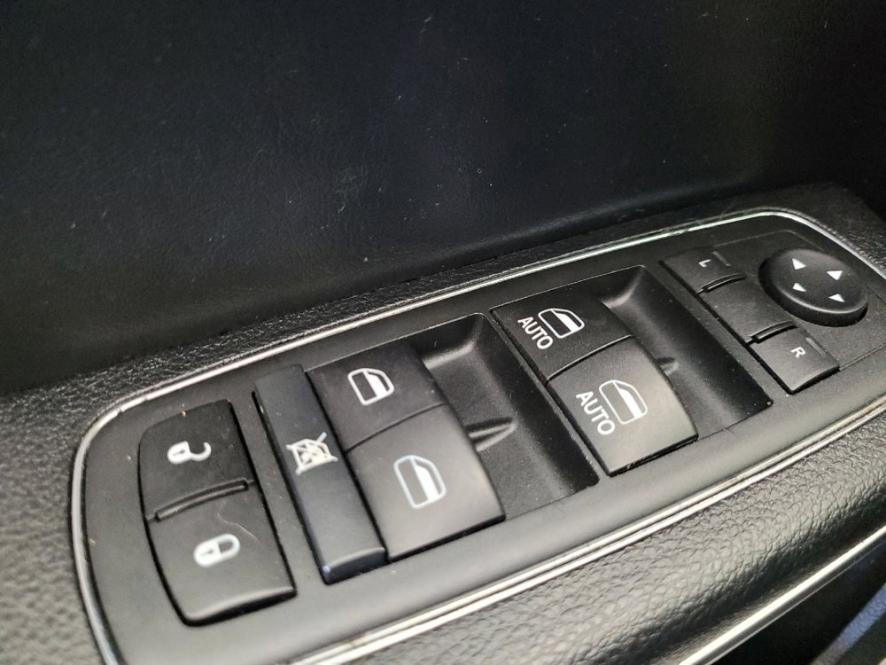 Used 2017 Chrysler 300 C image 27