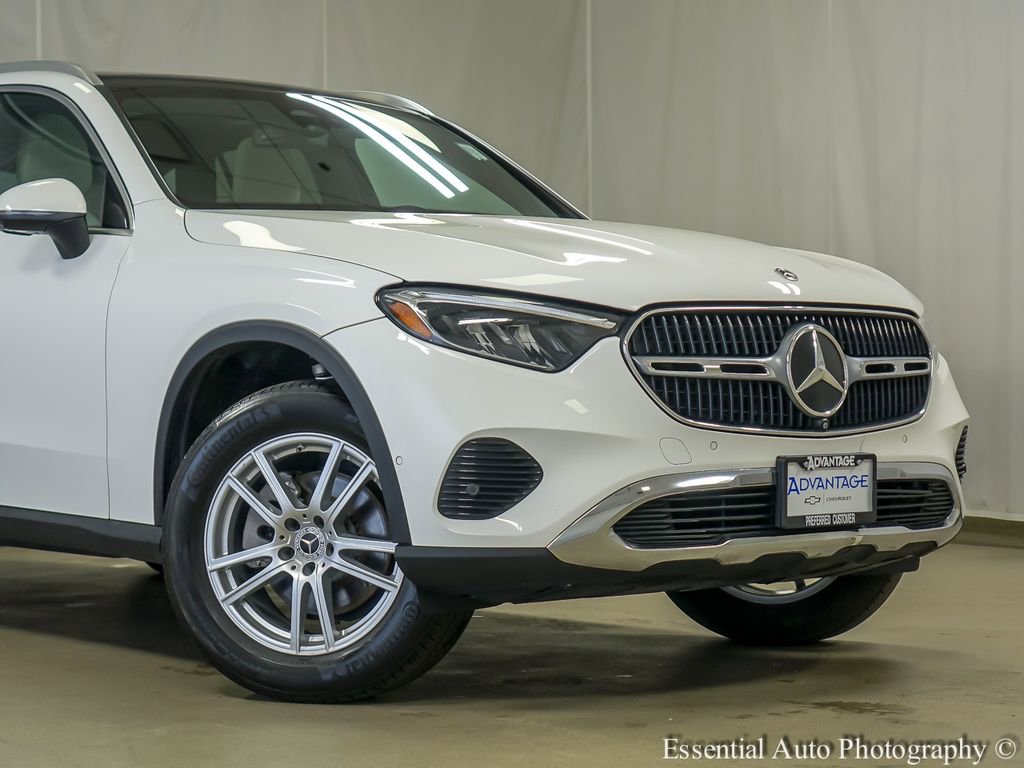 Used 2023 Mercedes-Benz GLC 300 4MATIC w/ Exclusive Trim Package image 3