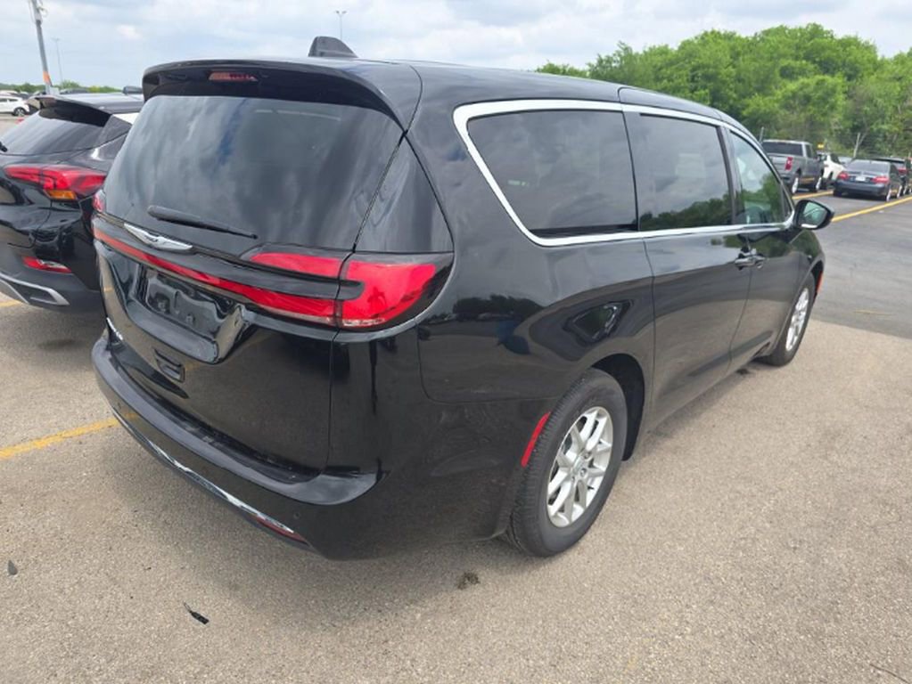 Used 2025 Chrysler Pacifica Select FWD image 4