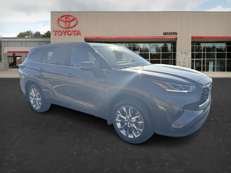 Used 2025 Toyota Highlander Limited image 3