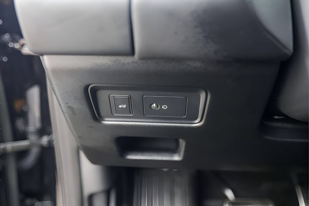 Used 2024 Land Rover Discovery Metropolitan Edition AWD/4WD image 15