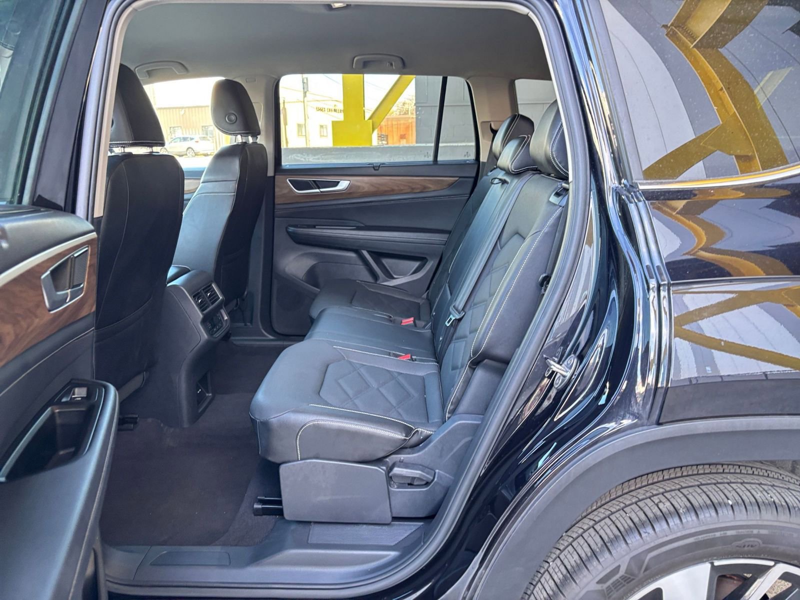 Used 2025 Volkswagen Atlas SE FWD image 24