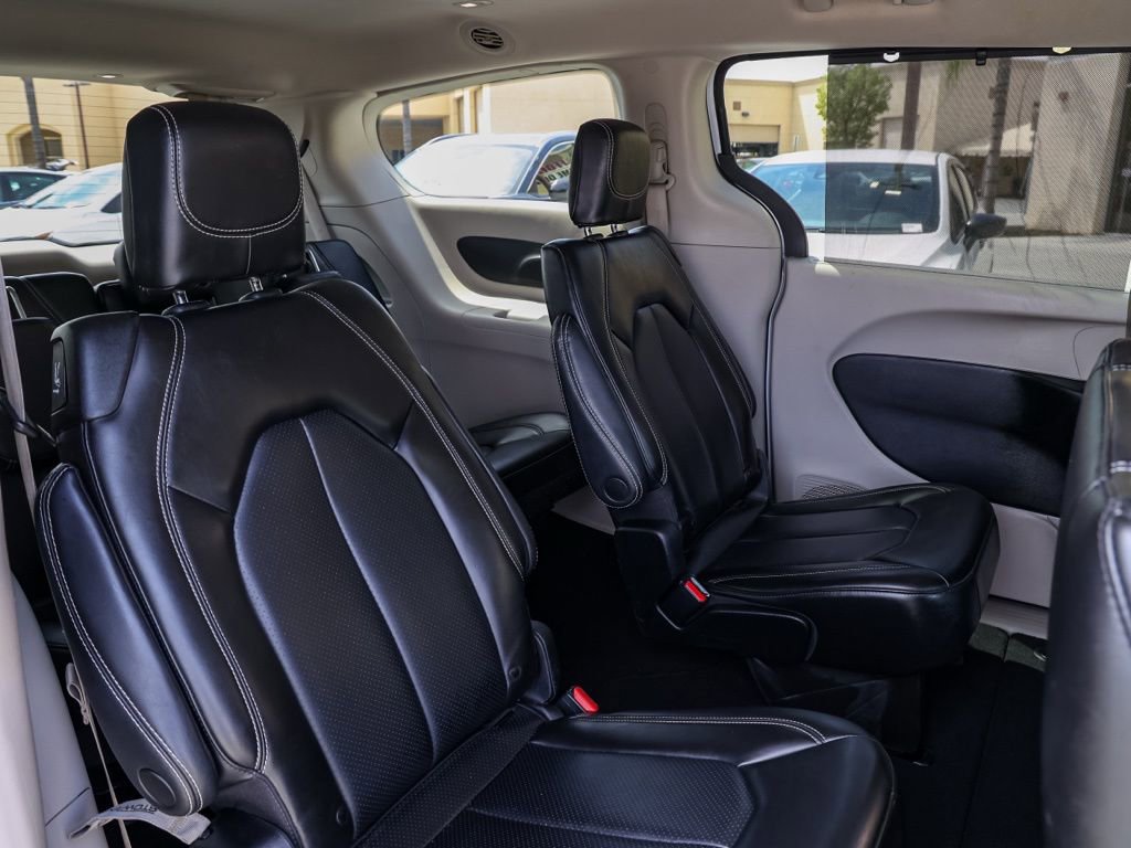 Used 2023 Chrysler Pacifica Touring-L image 17