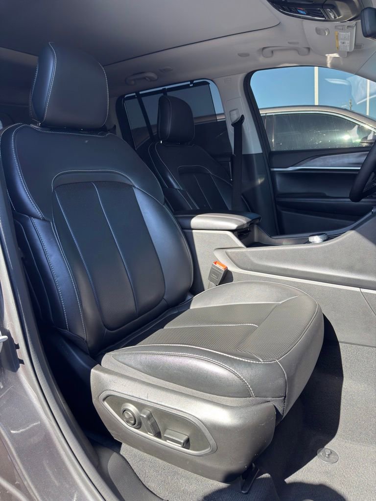 Used 2024 Jeep Grand Cherokee Limited w/ Luxury Tech Group II image 33