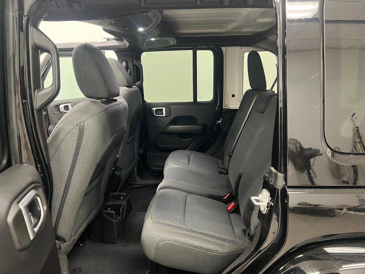 Used 2025 Jeep Wrangler Unlimited Sahara image 24