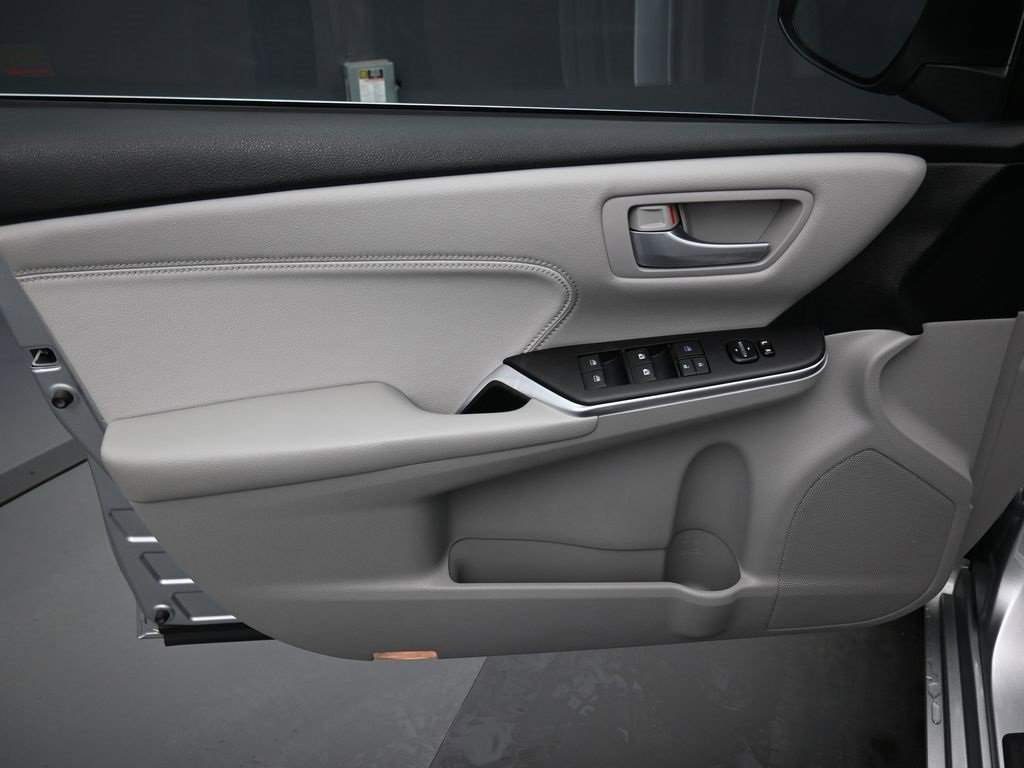 Used 2016 Toyota Camry XLE image 11