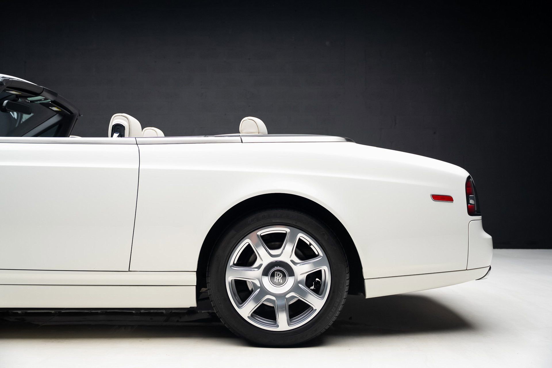Used 2013 Rolls-Royce Phantom Drophead Coupe image 23