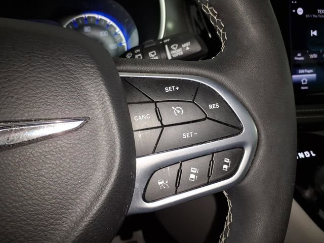 Used 2023 Chrysler Pacifica Touring-L image 16