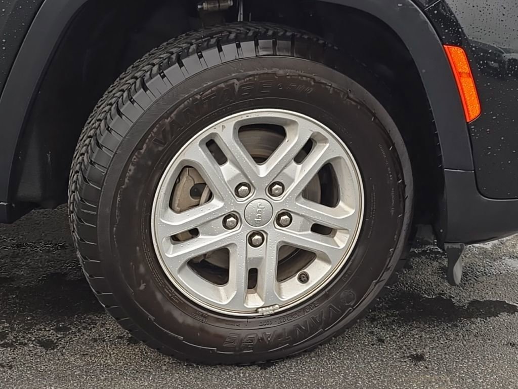 Used 2024 Jeep Grand Cherokee Laredo AWD/4WD image 49