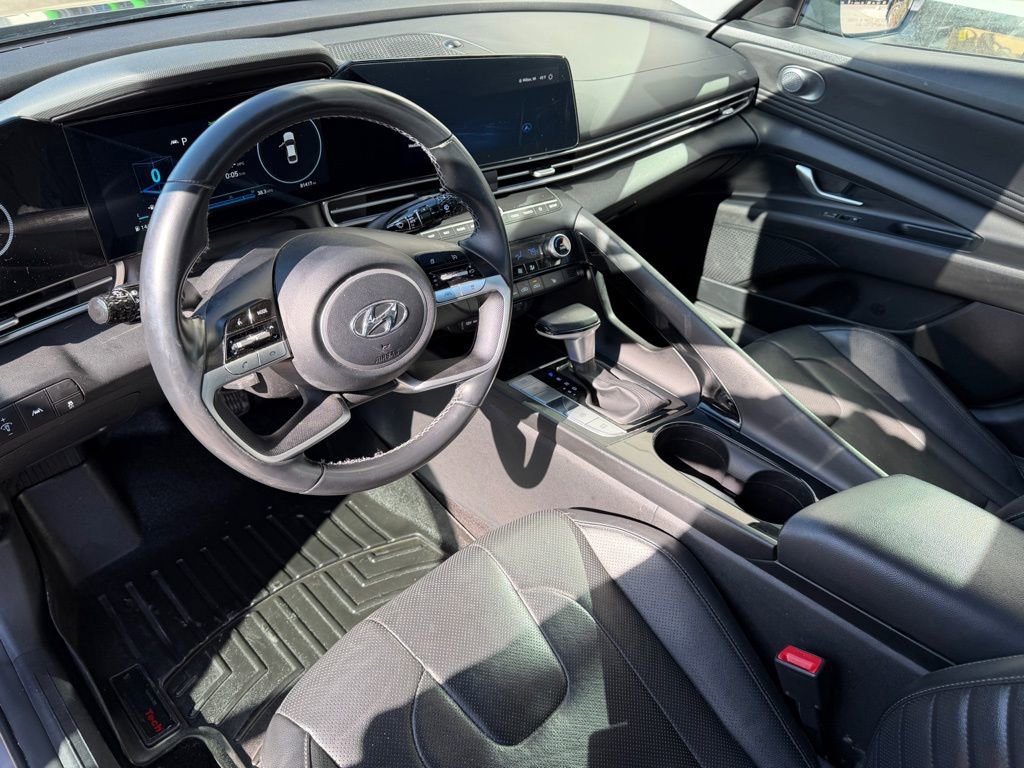 Used 2023 Hyundai Elantra Limited image 12