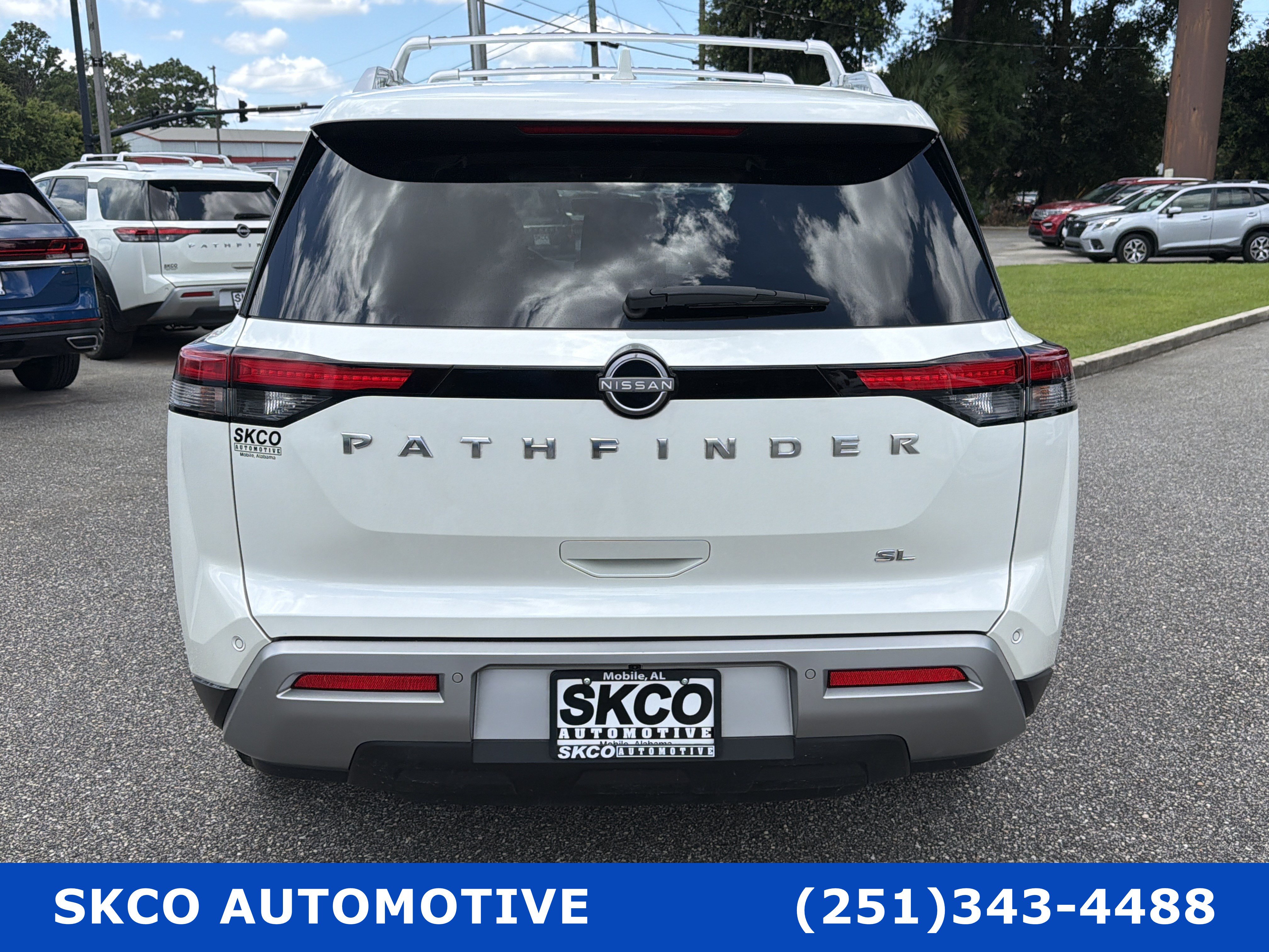Used 2023 Nissan Pathfinder SL FWD image 4