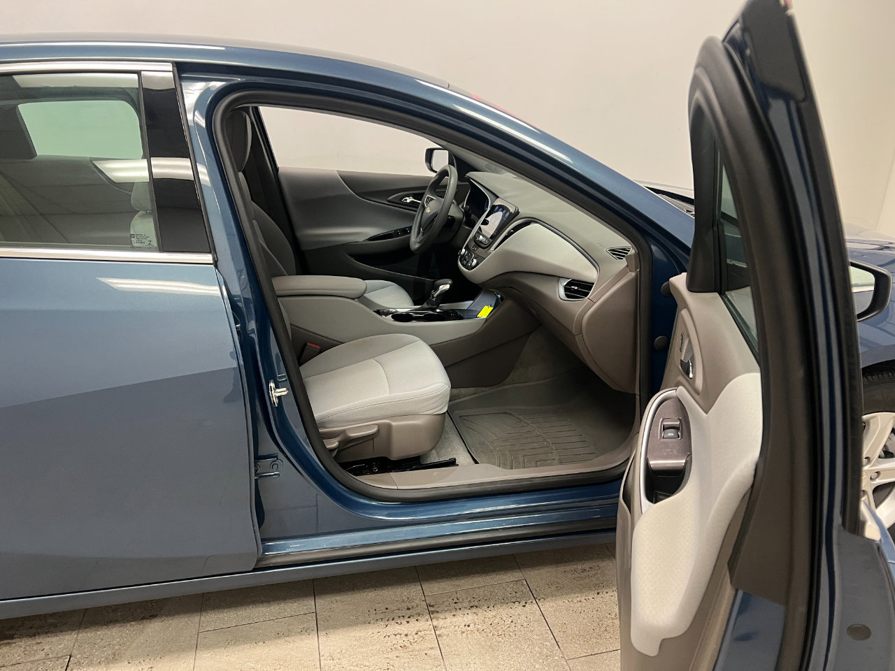 Used 2024 Chevrolet Malibu LS image 27