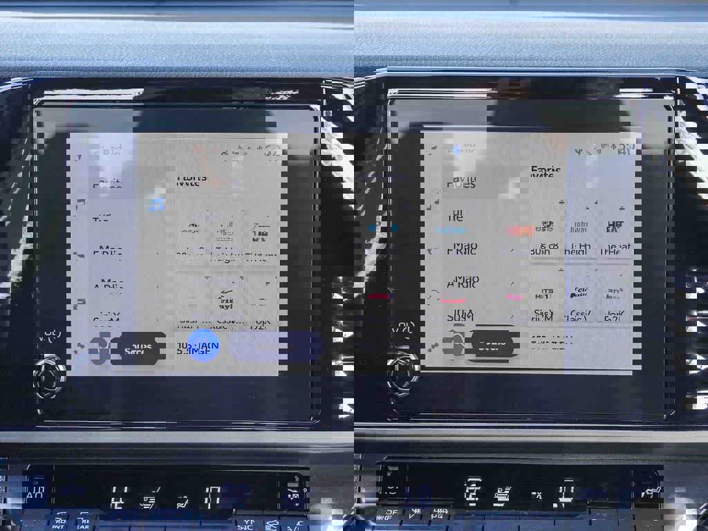 Used 2025 Toyota Camry SE image 13