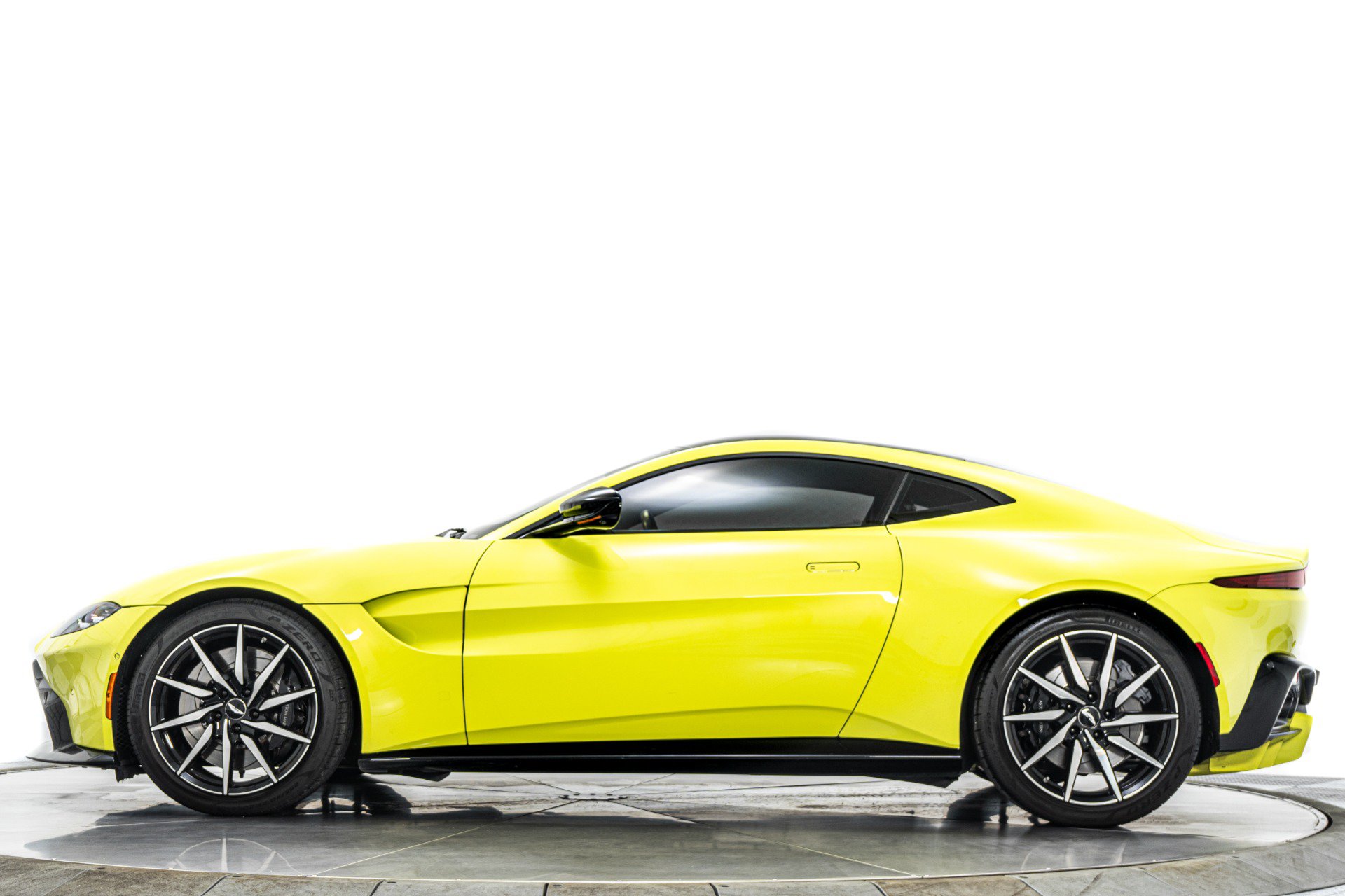 Used 2019 Aston Martin V8 Vantage Coupe RWD image 6
