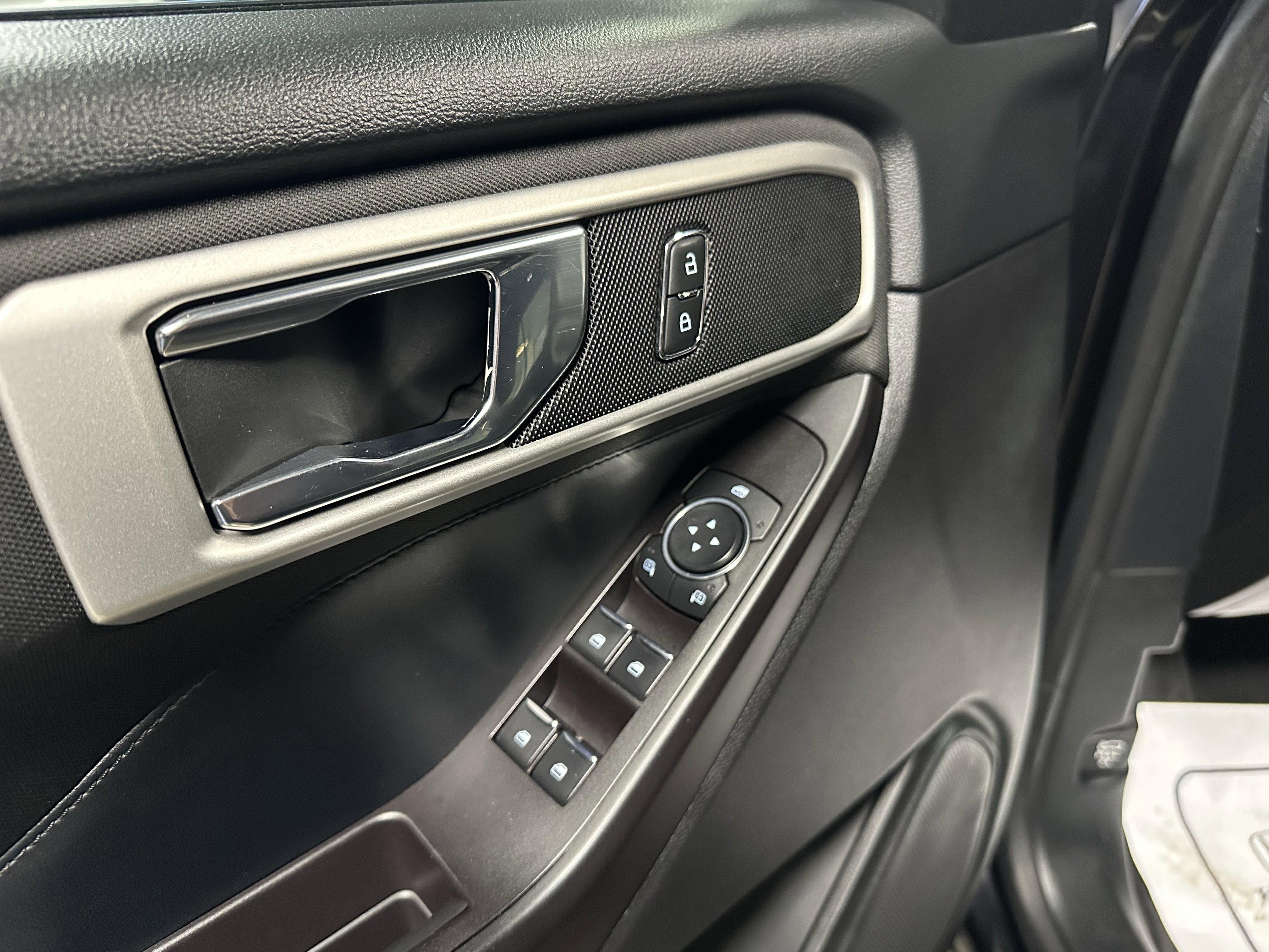 Used 2020 Ford Explorer XLT w/ Comfort Package image 17