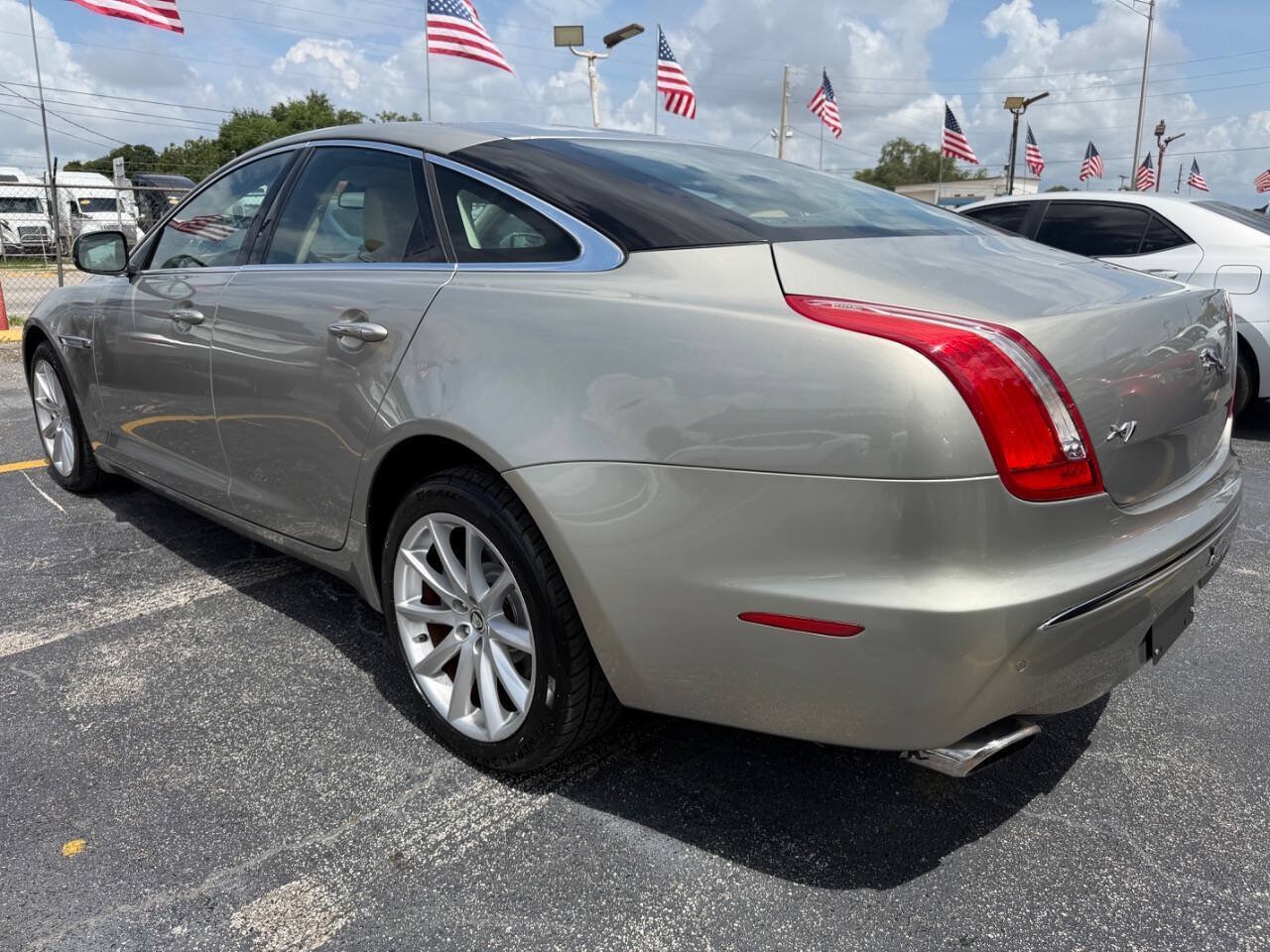 Used 2011 Jaguar XJ RWD image 4