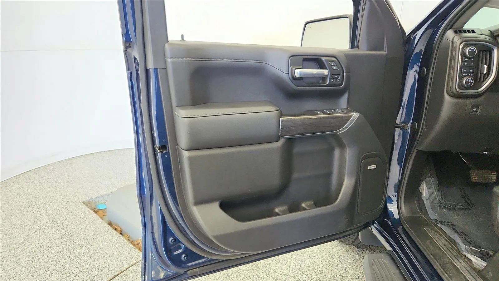 Used 2019 Chevrolet Silverado 1500 LTZ AWD/4WD image 35