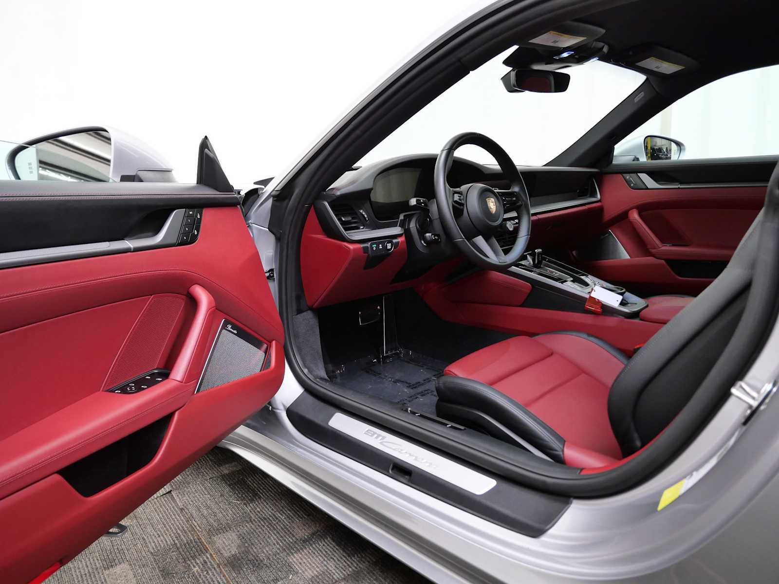 Used 2025 Porsche 911 Carrera RWD image 15