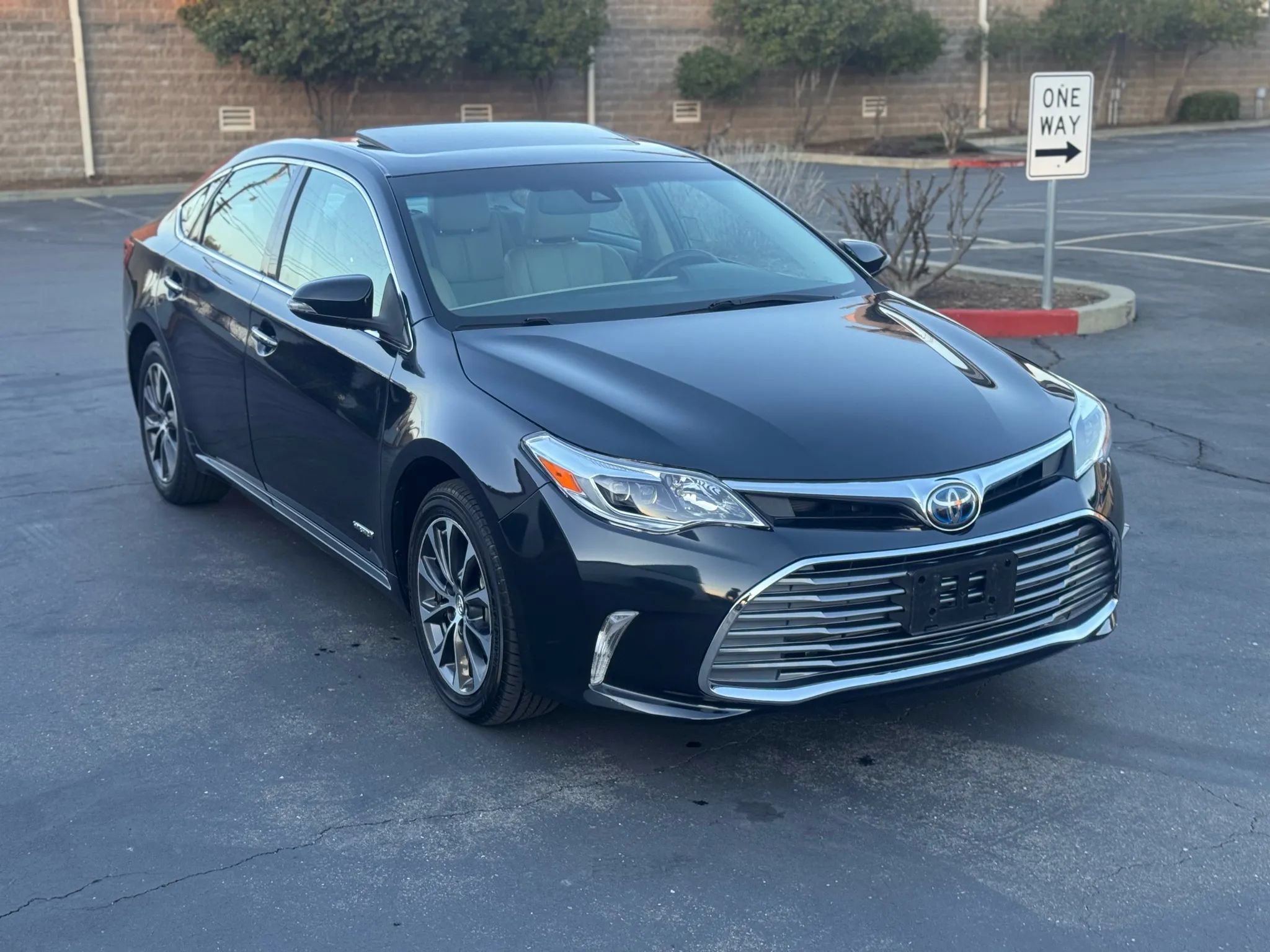 Used 2018 Toyota Avalon XLE Plus w/ Carpet Mat Package FWD image 8