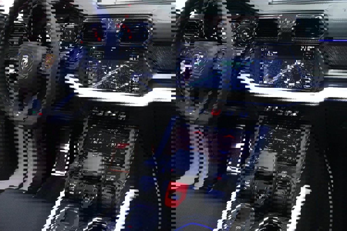 Used 2025 Lamborghini Urus SE image 35