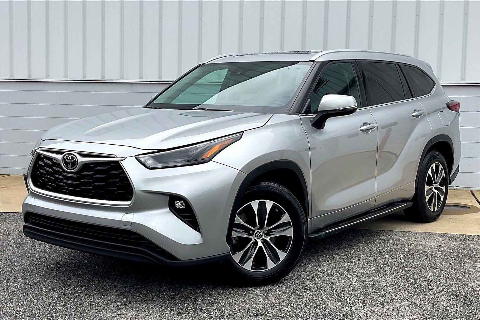 Used 2022 Toyota Highlander XLE AWD/4WD image 2