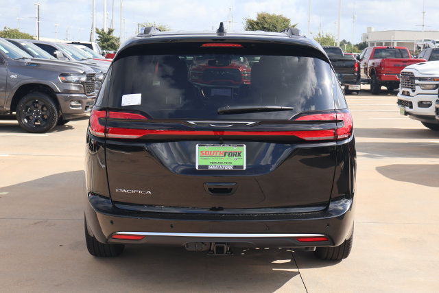 New 2027 Chrysler Pacifica Pinnacle w/ Theater Group FWD image 5