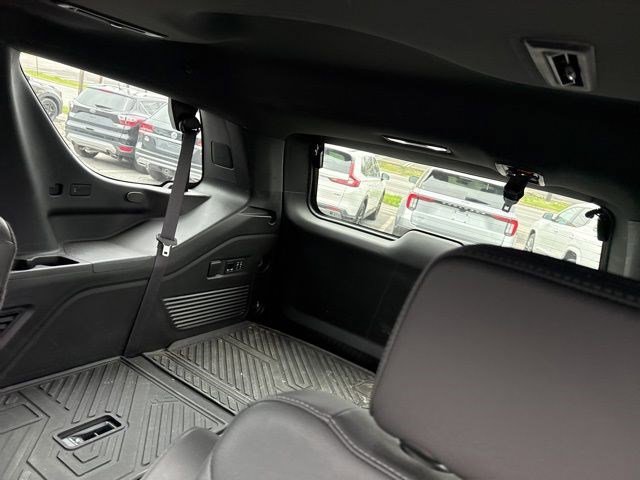 Used 2023 Chevrolet Tahoe Z71 w/ Luxury Package AWD/4WD image 37
